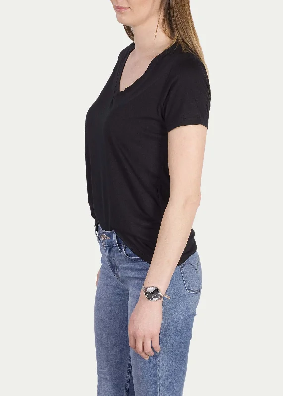 Essential V-Neck (Black)